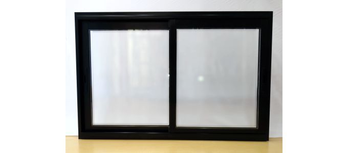 Ventana de aluminio negro corrediza